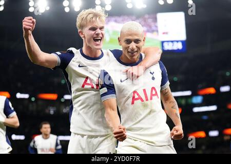 Richarlison de Tottenham Hotspur (à droite) célèbre avoir marqué le premier but de son équipe lors d'un penalty lors du match en phase de groupes de l'UEFA Europa League au Tottenham Hotspur Stadium, à Londres. Date de la photo : jeudi 24 octobre 2024. Banque D'Images