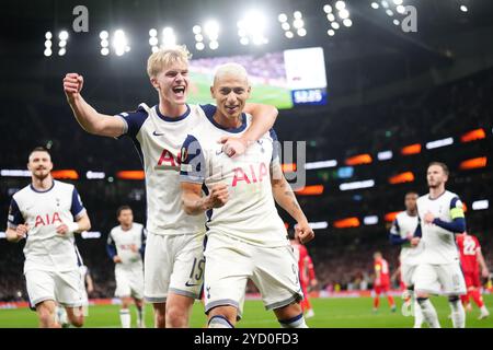 Richarlison de Tottenham Hotspur (à droite) célèbre avoir marqué le premier but de son équipe lors d'un penalty lors du match en phase de groupes de l'UEFA Europa League au Tottenham Hotspur Stadium, à Londres. Date de la photo : jeudi 24 octobre 2024. Banque D'Images