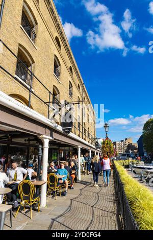 Les gens dînent en plein air dans les restaurants et cafés de St Katharine Docks, Londres, Angleterre Banque D'Images