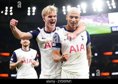 Richarlison de Tottenham Hotspur (à droite) célèbre avoir marqué le premier but de son équipe lors d'un penalty lors du match en phase de groupes de l'UEFA Europa League au Tottenham Hotspur Stadium, à Londres. Date de la photo : jeudi 24 octobre 2024. Banque D'Images