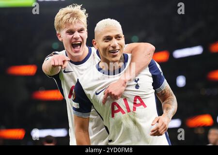 Richarlison de Tottenham Hotspur (à droite) célèbre avoir marqué le premier but de son équipe lors d'un penalty lors du match en phase de groupes de l'UEFA Europa League au Tottenham Hotspur Stadium, à Londres. Date de la photo : jeudi 24 octobre 2024. Banque D'Images