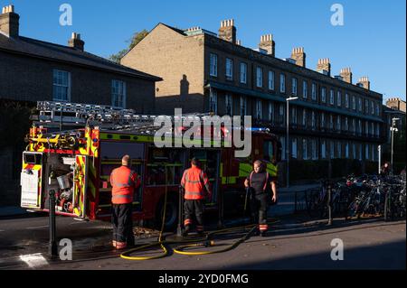 Cambridge, Royaume-Uni. 24 octobre 2024. Les pompiers sont vus emballer leur équipement avant de quitter les lieux. Les pompiers ont été appelés à l'hôtel University Arms sur Regent Street à 12:35. Crédit : SOPA images Limited/Alamy Live News Banque D'Images