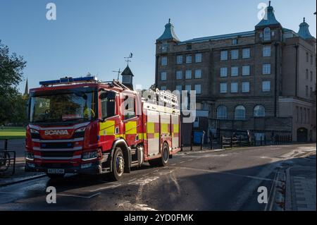 Cambridge, Royaume-Uni. 24 octobre 2024. Un camion de pompiers est garé sur Regent Street avec l'hôtel University Arms en arrière-plan. Les pompiers ont été appelés à l'hôtel University Arms sur Regent Street à 12:35. Crédit : SOPA images Limited/Alamy Live News Banque D'Images