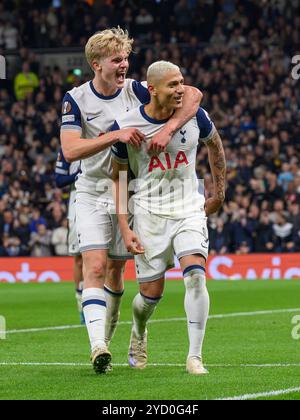 Londres, Royaume-Uni. 19 octobre 2024. Londres, Angleterre - 24 octobre : Richarlison de Tottenham Hotspur (à droite) célèbre avoir marqué le premier but avec son coéquipier Lucas Bergvall lors du match de l'UEFA Europa League 2024/25 opposant Tottenham Hotspur contre AZ Alkmaar au Tottenham Hotspur Stadium le 24 octobre 2024 à Londres, Angleterre. (David Horton/SPP) crédit : SPP Sport Press photo. /Alamy Live News Banque D'Images