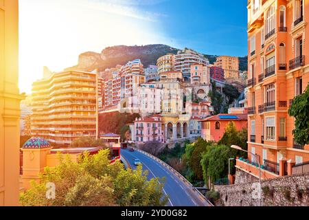 Rue colorée et architecture de Monaco vue sur la brume du soleil Banque D'Images