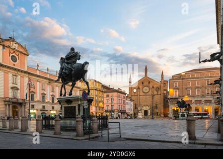 Piacenza ville au coucher du soleil, Italie. Vieille ville avec piazza Cavalli (chevaux carrés), palais du gouverneur sur la gauche et la basilique de San Francesco d'assise Banque D'Images