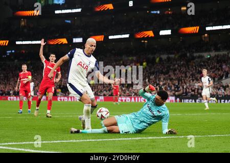 Le gardien de but de l'AZ Alkmaar Rome-Jayden Owusu-Oduro (à droite) sauve aux pieds du Richarlison de Tottenham Hotspur lors de la phase de groupes de l'UEFA Europa League au stade Tottenham Hotspur, à Londres. Date de la photo : jeudi 24 octobre 2024. Banque D'Images