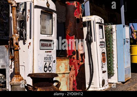 Vieilles pompes à essence colorées sur l'historique route 66 Banque D'Images