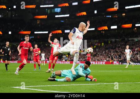 Le gardien de but de l'AZ Alkmaar Rome-Jayden Owusu-Oduro (à droite) sauve aux pieds du Richarlison de Tottenham Hotspur lors de la phase de groupes de l'UEFA Europa League au stade Tottenham Hotspur, à Londres. Date de la photo : jeudi 24 octobre 2024. Banque D'Images