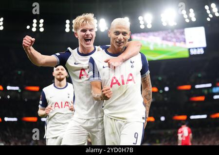 Richarlison de Tottenham Hotspur (à droite) célèbre avoir marqué le premier but de son équipe lors d'une pénalité avec son coéquipier Lucas Bergvall lors du match en phase de groupes de l'UEFA Europa League au Tottenham Hotspur Stadium, à Londres. Date de la photo : jeudi 24 octobre 2024. Banque D'Images