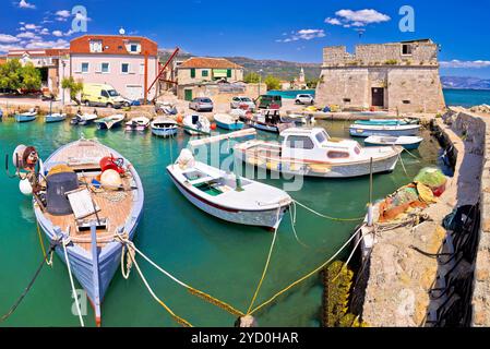 Kastel Stafilic landmarks et sur la mer turquoise Banque D'Images