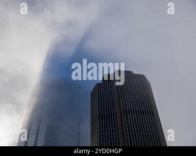 Moderne, imposant, gratte-ciel, Rainy Misty Day, City of London, Londres, Angleterre, Royaume-Uni, GB. Banque D'Images