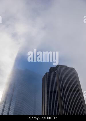 Moderne, imposant, gratte-ciel, Rainy Misty Day, City of London, Londres, Angleterre, Royaume-Uni, GB. Banque D'Images