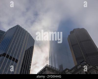 Moderne, imposant, gratte-ciel, Rainy Misty Day, City of London, Londres, Angleterre, Royaume-Uni, GB. Banque D'Images