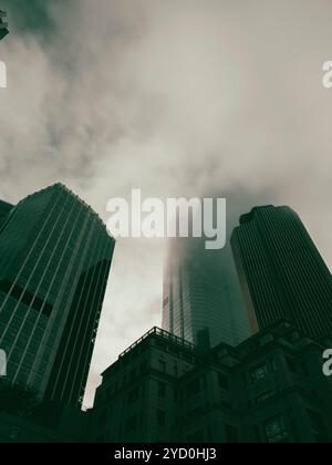 Moderne, imposant, gratte-ciel, Rainy Misty Day, City of London, Londres, Angleterre, Royaume-Uni, GB. Banque D'Images