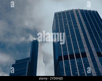 Moderne, imposant, gratte-ciel, Rainy Misty Day, City of London, Londres, Angleterre, Royaume-Uni, GB. Banque D'Images