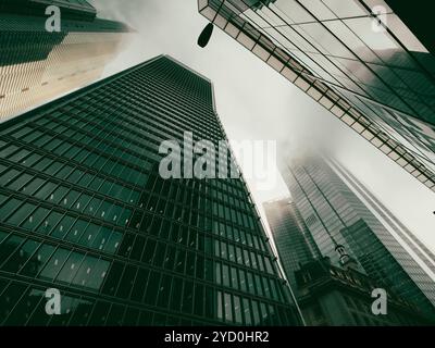 Moderne, imposant, gratte-ciel, Rainy Misty Day, City of London, Londres, Angleterre, Royaume-Uni, GB. Banque D'Images