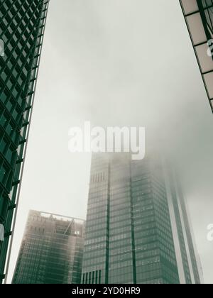 Moderne, imposant, gratte-ciel, Rainy Misty Day, City of London, Londres, Angleterre, Royaume-Uni, GB. Banque D'Images