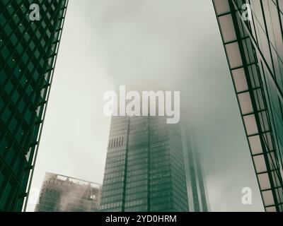 Moderne, imposant, gratte-ciel, Rainy Misty Day, City of London, Londres, Angleterre, Royaume-Uni, GB. Banque D'Images