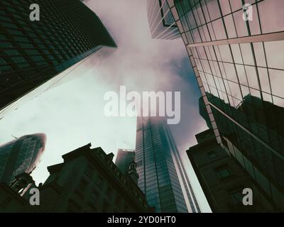 Moderne, imposant, gratte-ciel, Rainy Misty Day, City of London, Londres, Angleterre, Royaume-Uni, GB. Banque D'Images