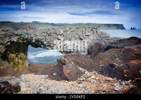Vue de l'arc rocheux de Dyrhólaey vers la plage de Reynisfjara, Islande Banque D'Images