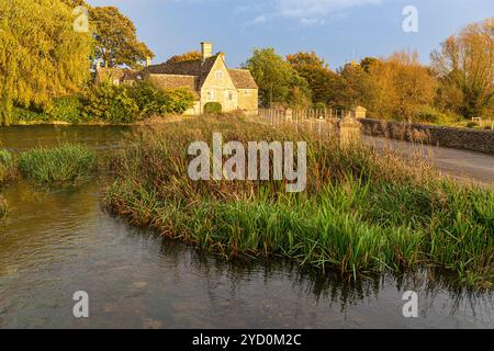 Le dernier de la lumière du soir d'automne sur l'ancien moulin à côté de la rivière Coln dans la ville Cotswold de Fairford, Gloucestershire, Angleterre Royaume-Uni Banque D'Images