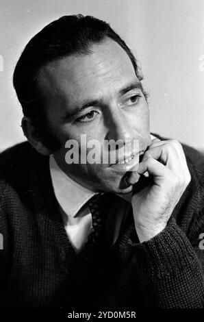 Le pianiste classique argentin Miguel Angel Estrella lors d'une interview à la presse à Buenos Aires, Argentine, le 26 mai 1970. Banque D'Images