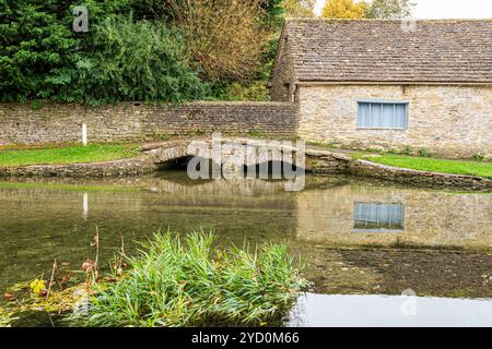 Le ruisseau Shill plutôt rempli de fortes pluies récentes à Shilton Ford dans le village Cotswold de Shilton, près de Burford, Oxfordshire, Angleterre Royaume-Uni Banque D'Images