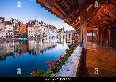 Pont en bois historique de Kapellbrucke à Lucerne et les monuments du front de mer vue de l'aube Banque D'Images