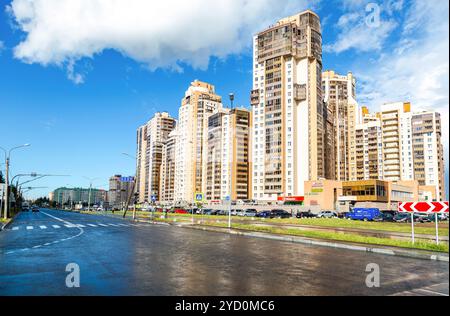 Saint Petersburg, Russie - Août 7, 2018 : appartement moderne à l'Yahtennaya les bâtiments dans la rue journée ensoleillée d'été Banque D'Images