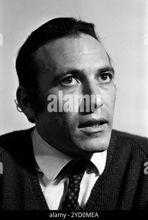 Le pianiste classique argentin Miguel Angel Estrella lors d'une interview à la presse à Buenos Aires, Argentine, le 26 mai 1970. Banque D'Images