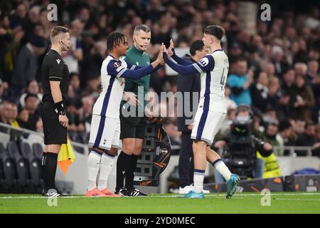 Mikey Moore de Tottenham Hotspur (à droite) est remplacé par Wilson Odobert lors de la phase de groupes de l'UEFA Europa League au Tottenham Hotspur Stadium, à Londres. Date de la photo : jeudi 24 octobre 2024. Banque D'Images