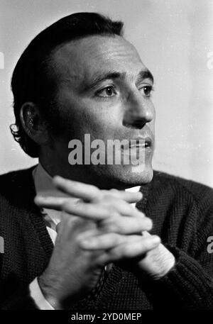 Le pianiste classique argentin Miguel Angel Estrella lors d'une interview à la presse à Buenos Aires, Argentine, le 26 mai 1970. Banque D'Images