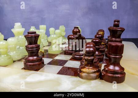 Le jeu d'échecs est en cours figures de marbre Banque D'Images