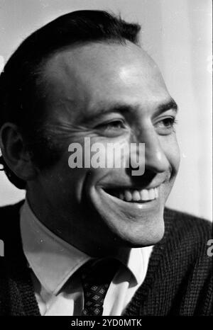 Le pianiste classique argentin Miguel Angel Estrella lors d'une interview à la presse à Buenos Aires, Argentine, le 26 mai 1970. Banque D'Images