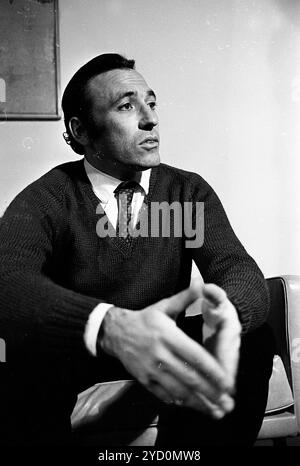 Le pianiste classique argentin Miguel Angel Estrella lors d'une interview à la presse à Buenos Aires, Argentine, le 26 mai 1970. Banque D'Images