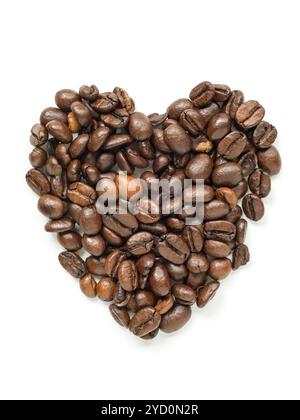 Tas de fèves de café torréfié en forme de coeur isolé sur fond blanc Banque D'Images