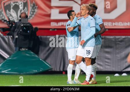 Enschede, pays-Bas. 24 octobre 2024. ENSCHEDE, PAYS-BAS - 24 OCTOBRE : Gustav Isaksen de SS Lazio célèbre après avoir marqué le deuxième but de l'équipe lors du match de phase MD3 de l'UEFA Europa League 2024/25 entre le FC Twente et le S.S. Lazio au stade FC Twente le 24 octobre 2024 à Enschede, pays-Bas. (Photo de Joris Verwijst/Orange Pictures) crédit : Orange pics BV/Alamy Live News Banque D'Images