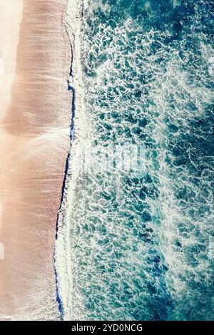 Les vagues de l'océan se jettent à terre sur la plage de Coalcliff Banque D'Images