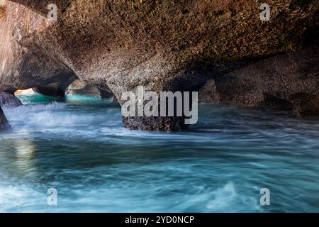 Exploration des grottes marines le long du littoral qui se sont formées et érodées au fil du temps en arches et colonnes naturelles Banque D'Images