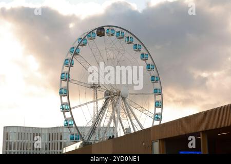 SkyWheel Helsinki est une grande roue située dans le centre d'Helsinki, en Finlande. L'une de ses cabines de gondole, le SkySauna, est le premier sauna à grande roue au monde Banque D'Images