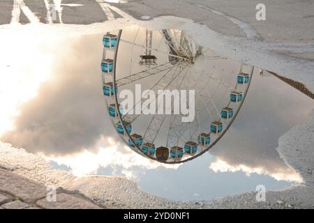 Réflexion dans l'eau de la SkyWheel Helsinki - la SkyWheel est une grande roue de 40 mètres de haut avec une gondole de sauna - SkySauna Banque D'Images