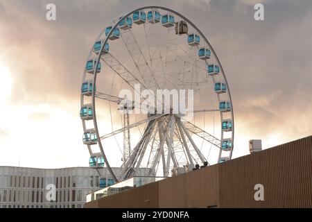 SkyWheel Helsinki est une grande roue située dans le centre d'Helsinki, en Finlande. L'une de ses cabines de gondole, le SkySauna, est le premier sauna à grande roue au monde Banque D'Images
