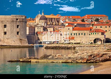 Ville historique de Dubrovnik et Banje vue sur la plage Banque D'Images