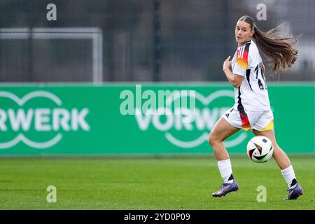 Francfort-sur-le-main, Allemagne. 24 octobre 2024. Tuana Mahmoud (Deutschland, 17), Am Ball, Freisteller, Ganzkörper, Einzelbild, Einzelfoto, Aktion, action, 24.10.2024, Frankfurt am main (Deutschland), Fussball, Länderspiel, U 23-Frauen, Deutschland - Frankreich, LA RÉGLEMENTATION DFB/DFL INTERDIT TOUTE UTILISATION DE PHOTOGRAPHIES COMME SÉQUENCES D'IMAGES ET/OU QUASI-VIDÉO. Crédit : dpa/Alamy Live News Banque D'Images