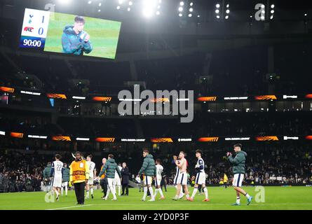 Mikey Moore de Tottenham Hotspur (à droite) applaudit les supporters après le match de la phase de groupes de l'UEFA Europa League au Tottenham Hotspur Stadium, à Londres. Date de la photo : jeudi 24 octobre 2024. Banque D'Images