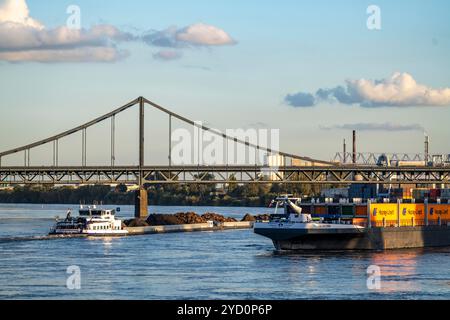 Cargo, cargo porte-conteneurs, pont Krefeld-Uerdingen au-dessus du Rhin, près de Krefeld-Uerdingen, NRW, Allemagne, Banque D'Images