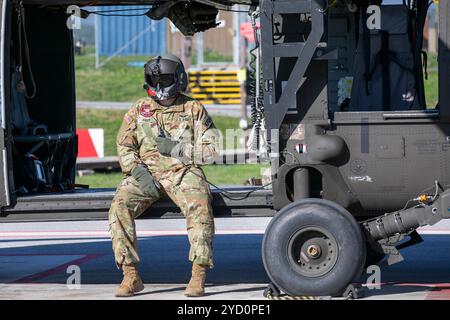 Les soldats britanniques affectés à la mission de la KFOR dirigée par l'OTAN ont mené une formation pour tester diverses procédures de soutien médical aux opérations sur le camp Bondsteel, Kosovo, 28 septembre 2024. Ces efforts s'inscrivent dans le cadre de la mission quotidienne de la KFOR visant à garantir un environnement sûr et sûr à toutes les communautés vivant au Kosovo. (Photo de la Garde nationale de l'armée américaine par le sergent Duran Jones) Banque D'Images