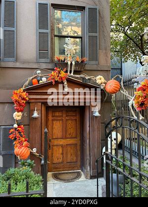 Halloween décoration porche avant NYC Banque D'Images