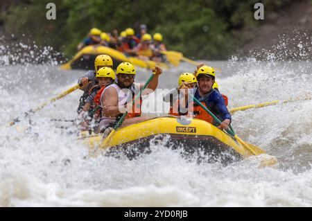 Denver, Colorado, États-Unis. 24 octobre 2024. Un pourvoyeur de radeau guidé guide les clients à travers les rapides du fleuve Colorado à l'intérieur de Glenwood Canyon, le 3 juillet 2023, près de Glenwood Springs, Colorado. (Crédit image : © Hugh Carey/Colorado Sun via ZUMA Press Wire) USAGE ÉDITORIAL SEULEMENT! Non destiné à UN USAGE commercial ! Banque D'Images